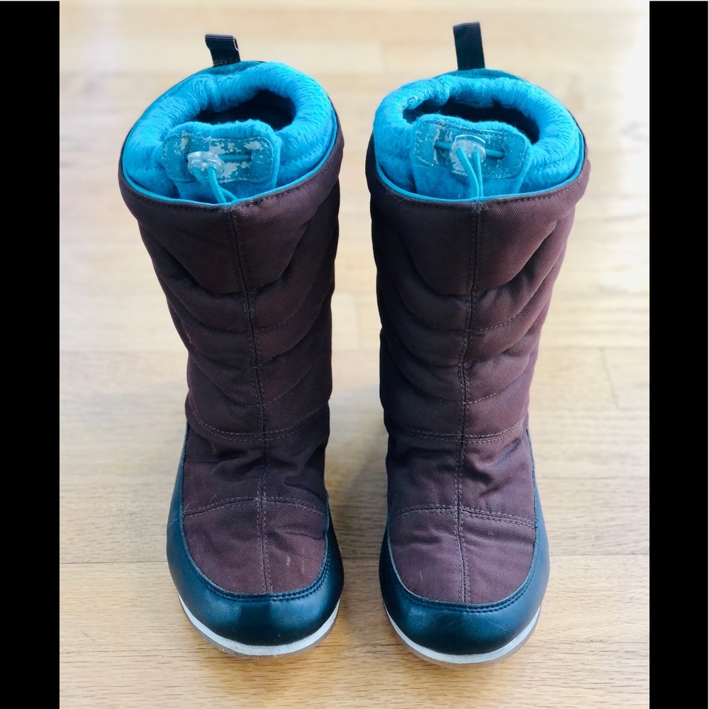 DKNY brown snow boots with blue fleece accent, size 6